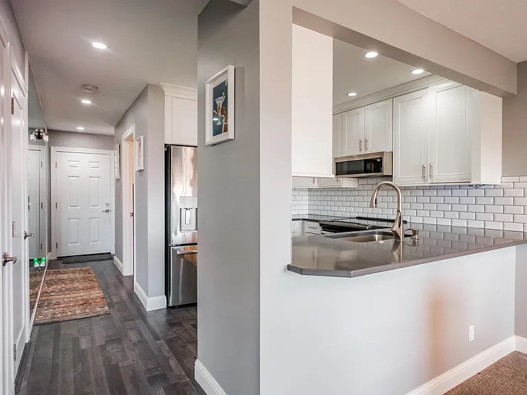 2215 Crestview Dr S — Photo 13