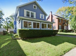 121 Atteridge Rd, Lake Forest, IL 60045