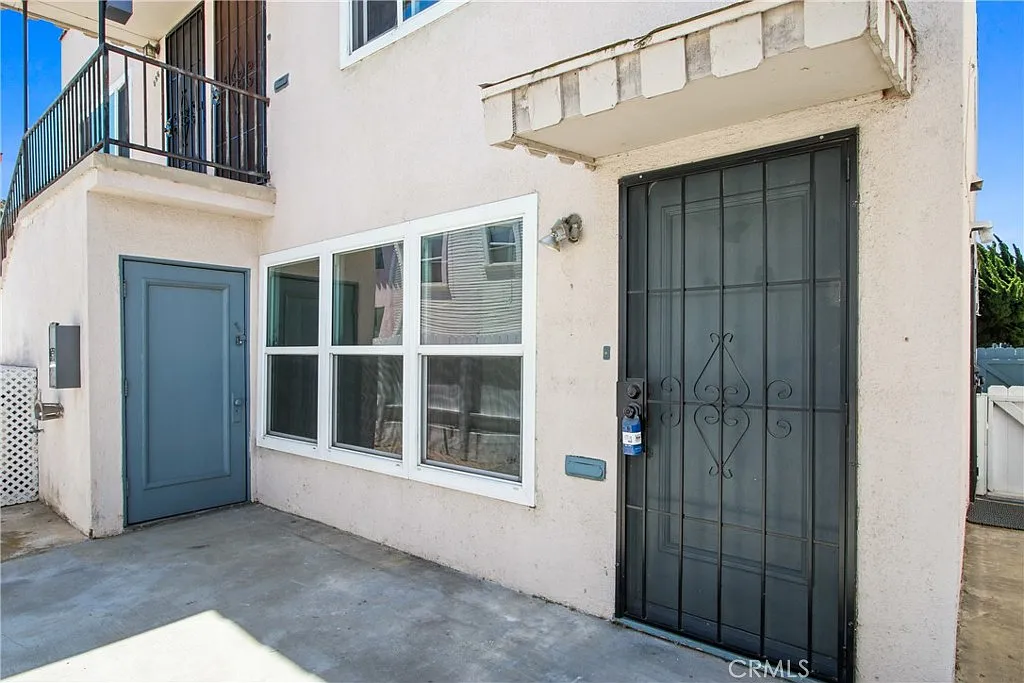 2 bed, 700 sqft, $2,300 — Photo 2