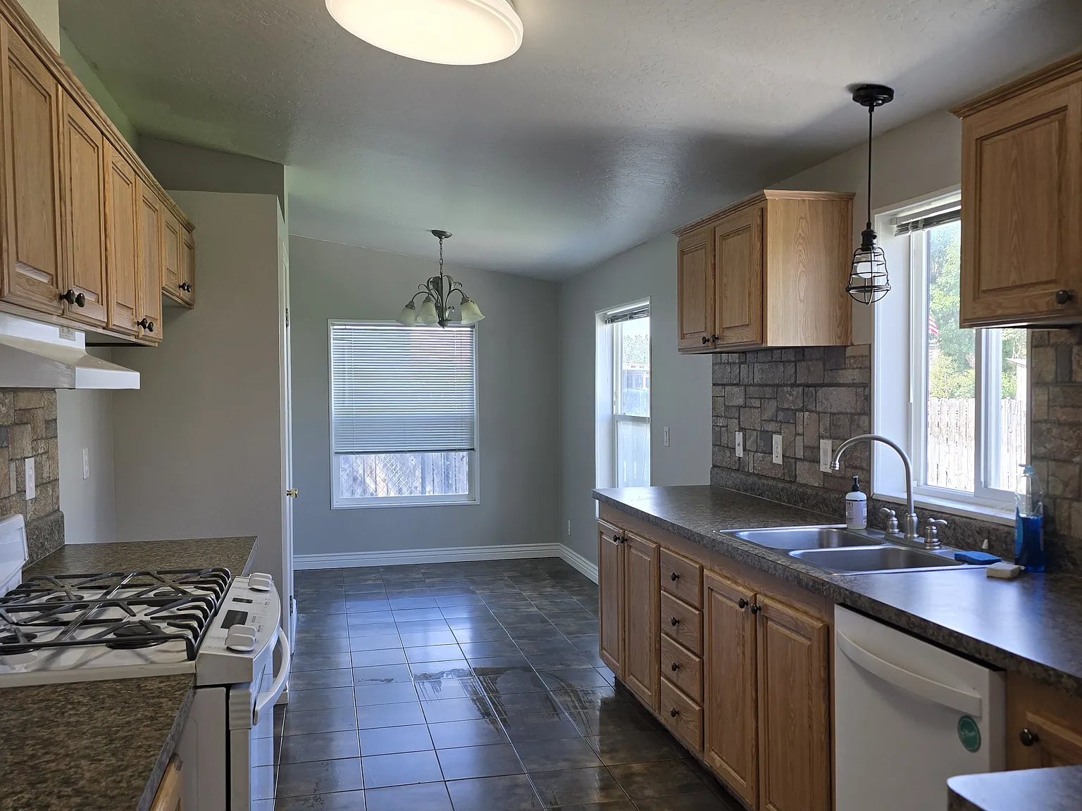 3 bed, 1404 sqft, $2,100 — Photo 3