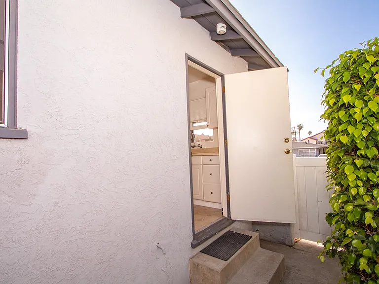 Charming 1 Bed/1 Bath - Just One Block from the Ocean in North Pacific Beach! — Photo 11