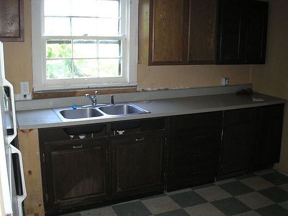 Kitchen @ 1351mBerttie- Rand St