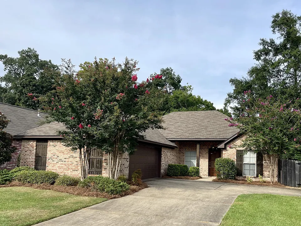 146 W Pinebrook Dr