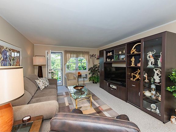 2nd image of 10 Harbour Ln #3B