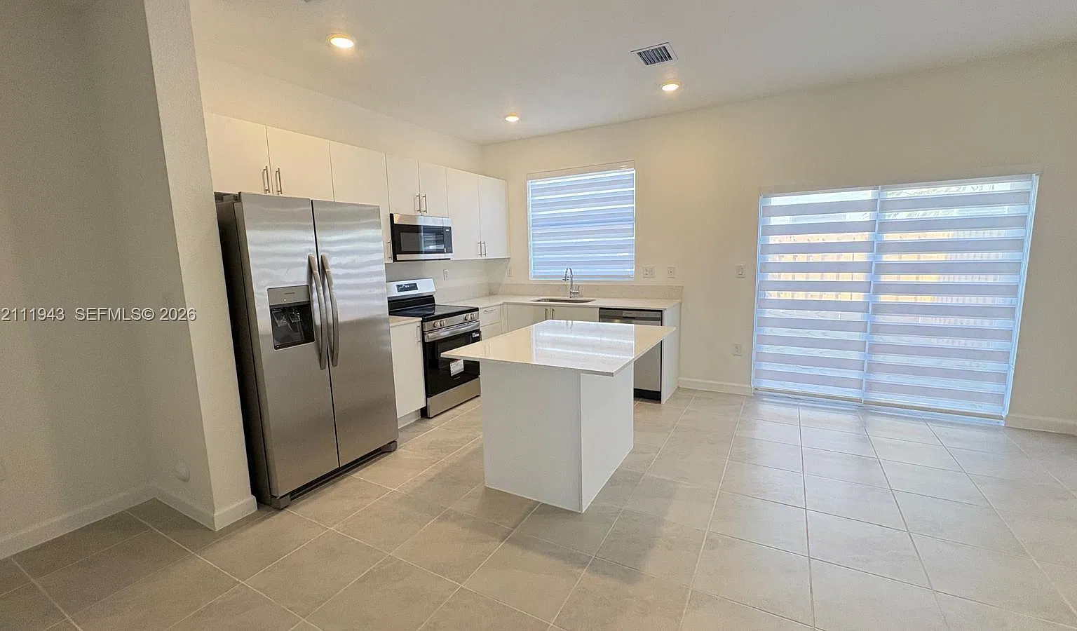 3 bed, 3.0 bath, $2,600 — Photo 3