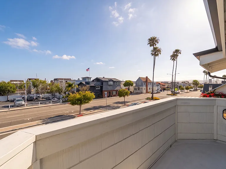 709 W Balboa Blvd — Photo 32