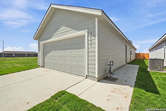 3 bed, 2.0 bath, 1049 sqft, $1,349 — Photo 2