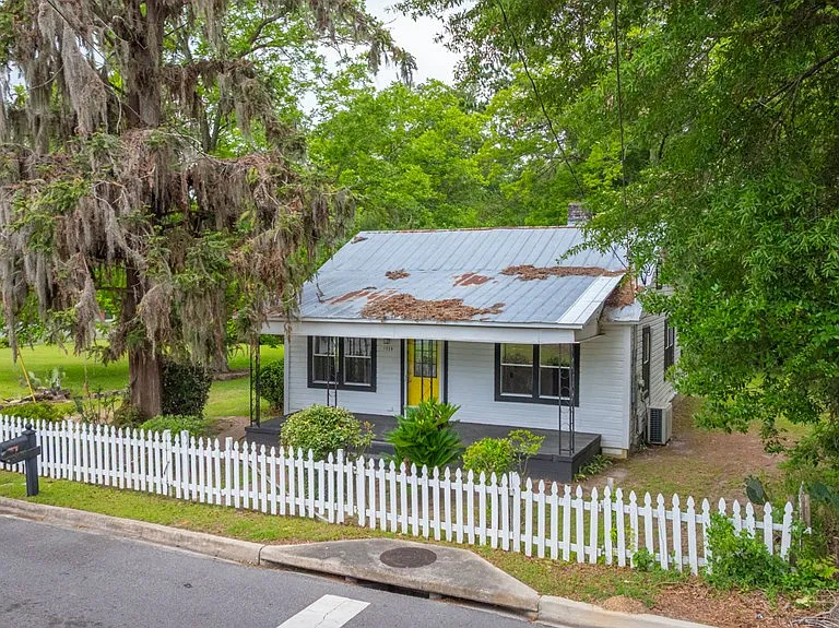 1528 Fletcher St — Photo 3