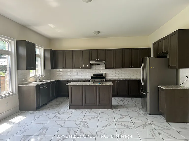 16 Malaspina Close — Photo 3