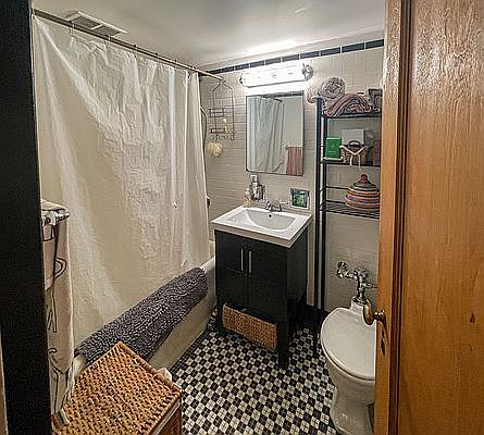 3rd image of 470 W 24th St APT 5G