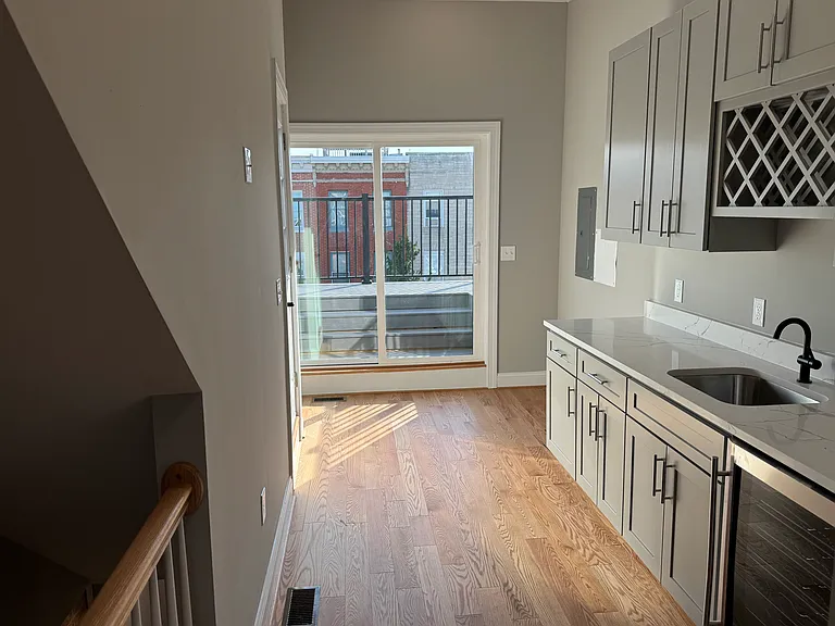 3rd Floor Wet Bar Picture #1