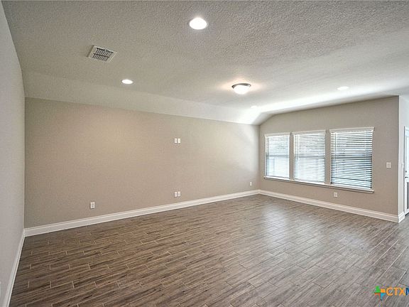 5th image of 565 Rosemellow St