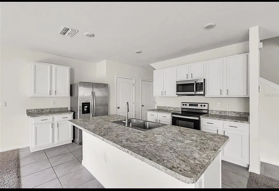1029 Berry Ln — Photo 3
