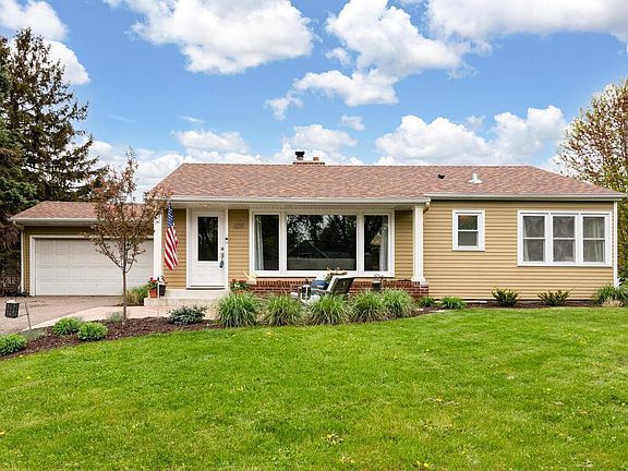 2nd image of 605 Garden Ln