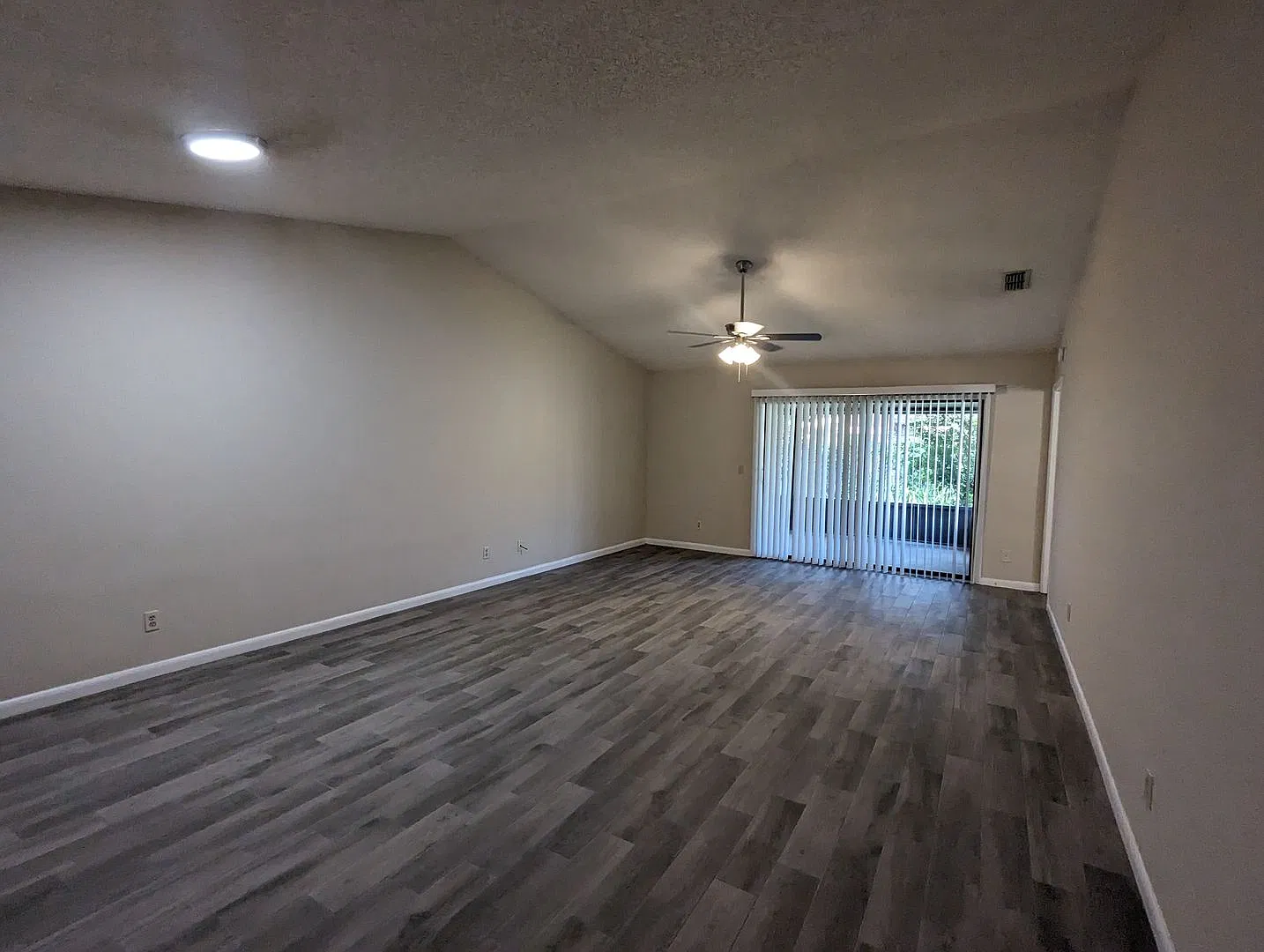 **Coming Soon 3 Bedroom, 2 Bath with Large Fenced yard, Screen Porch, 1-Car Garage and close to N... — Photo 2