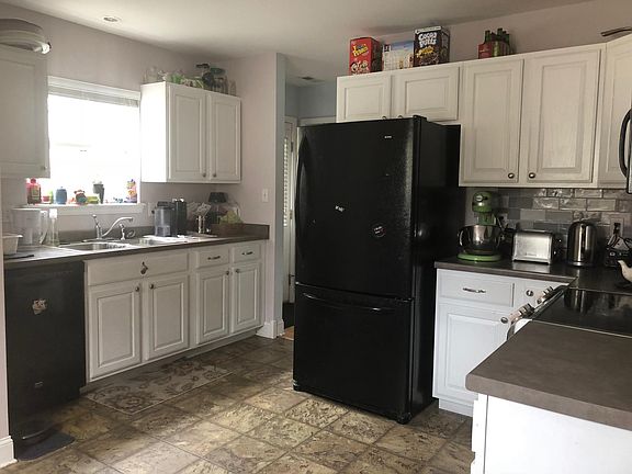 5th image of 227 Merchant St