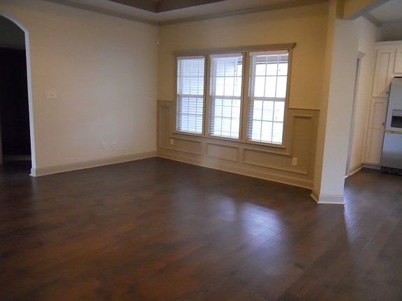 3rd image of 930 Sugarberry Dr