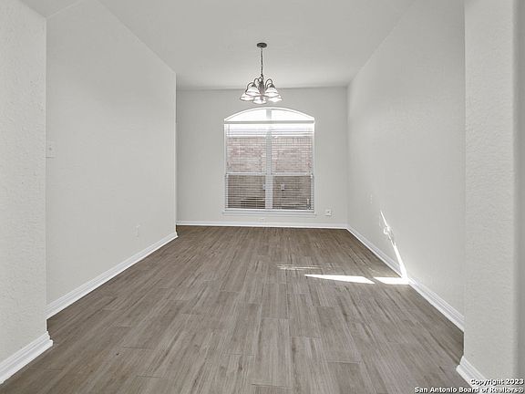 5th image of 528 GINSBERG DR
