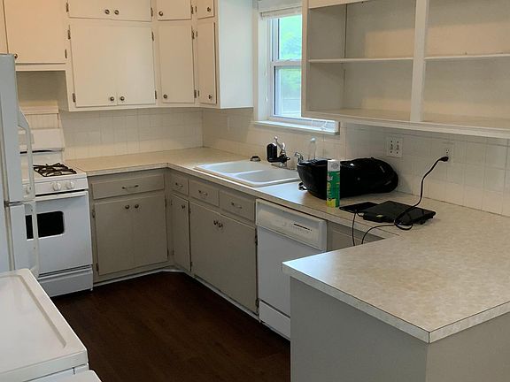 4th image of 2138 W Berry St
