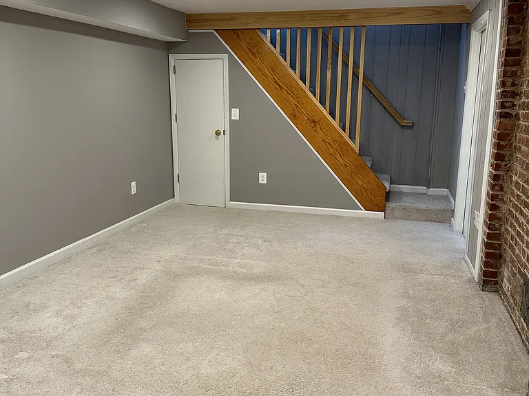 10 N Floyd St — Photo 29