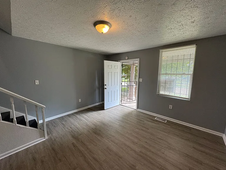 1122 S Sheffield Ave — Photo 5