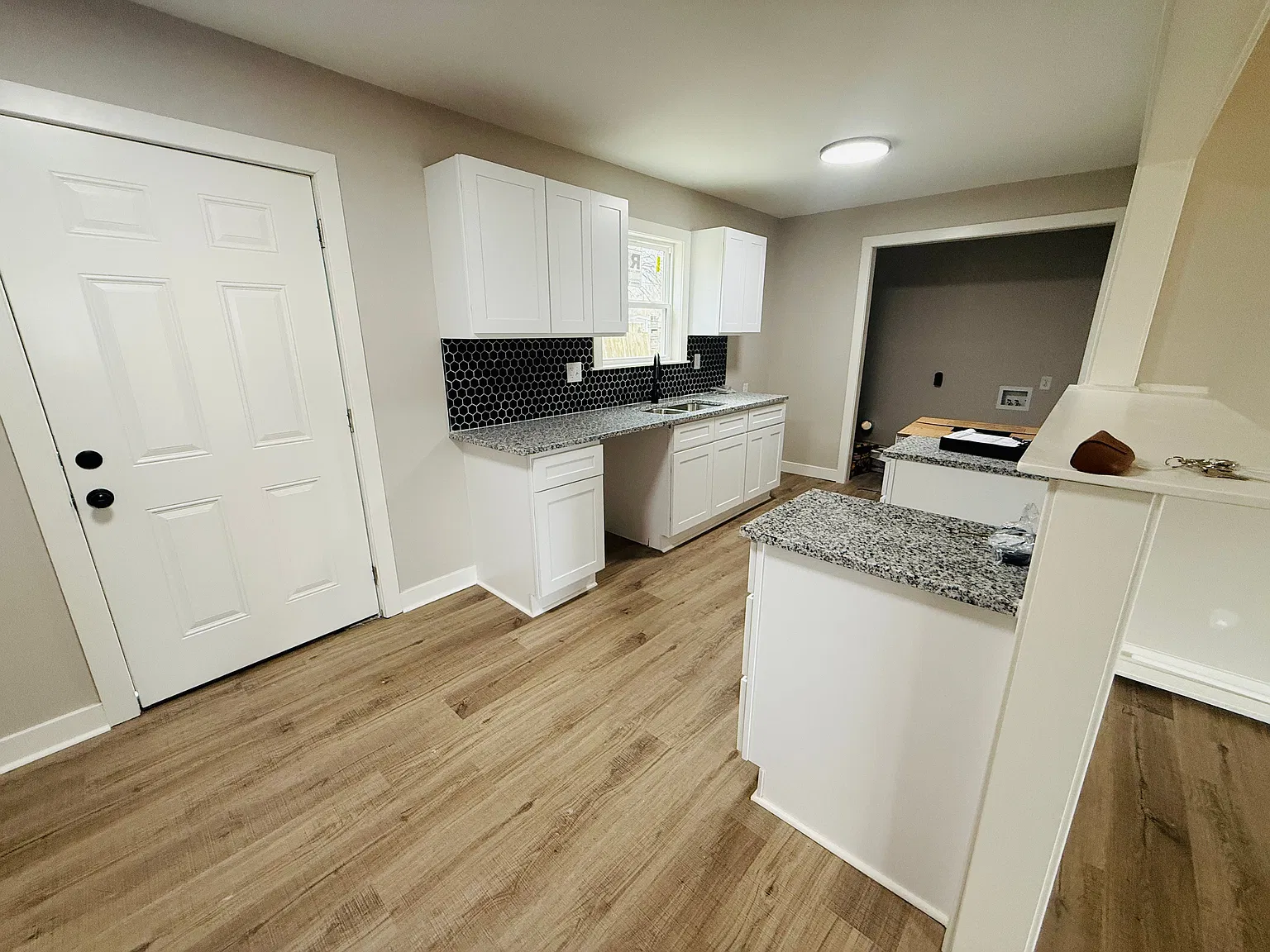 3 bed, 2.0 bath, 1045 sqft, $1,300 — Photo 3