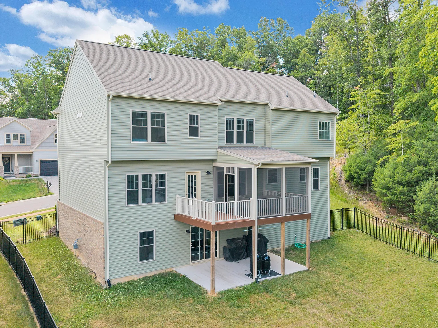 4 bed, 3.5 bath, 4112 sqft, $3,600 — Photo 3
