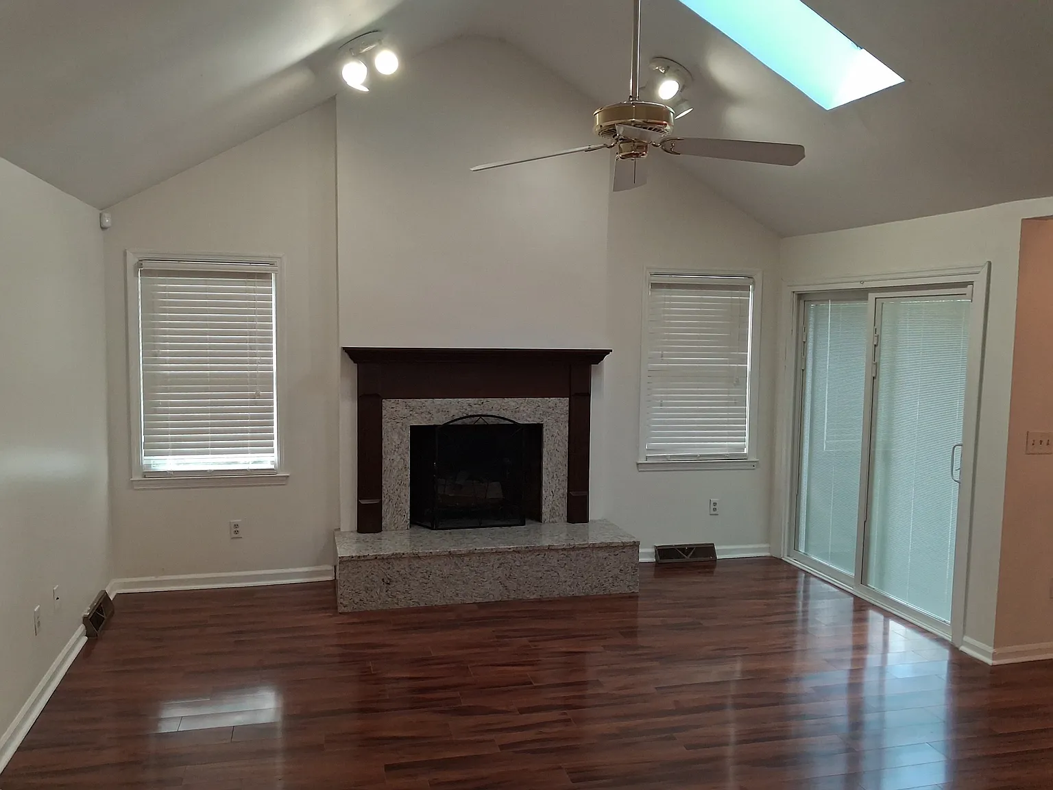 4 bed, 2.5 bath, 1935 sqft, $2,550 — Photo 4