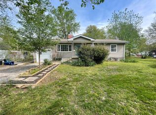 1201 E Maple St, Columbus, KS 66725