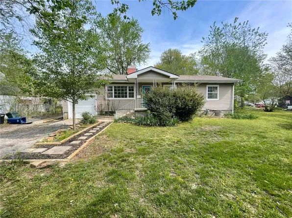 1201 E Maple St, Columbus, KS 66725