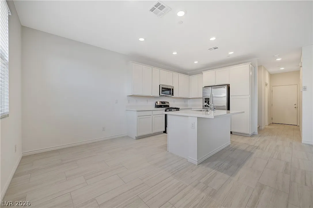 4 bed, 3.0 bath, 1926 sqft, $2,000 — Photo 4