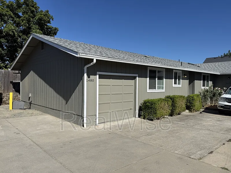 2 bed, 1.0 bath, $1,450 — Photo 2
