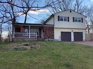 17 Buckingham Rd, Lake Hiawatha, NJ 07034