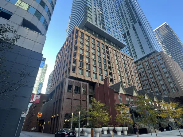 8 Widmer St #1601, Toronto, ON M5V 0W6