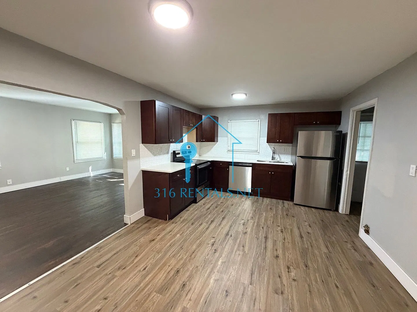 $950 - 2 bed 1 bath - Beautiful Duplex — Photo 1