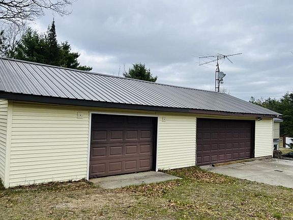 4th image of 2400 Curtis Rd