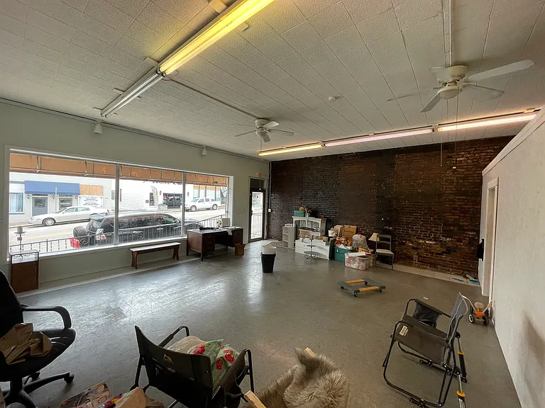 214 W Commerce St — Photo 4