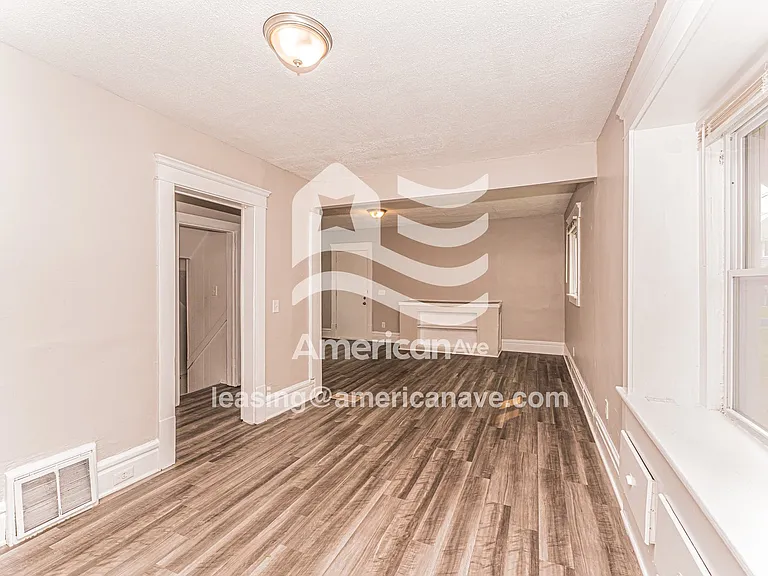 1383805_002_living_room_2.jpg