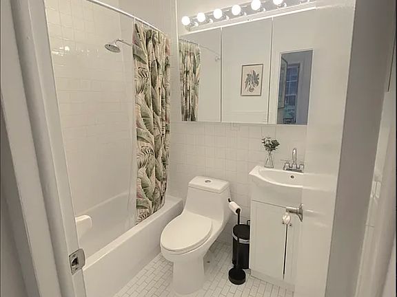 5th image of 230 E 58th St APT 2A