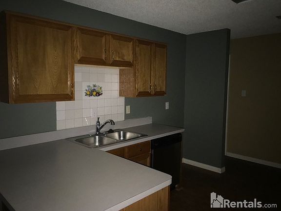 5th image of 412 Blueberry Hill Ln