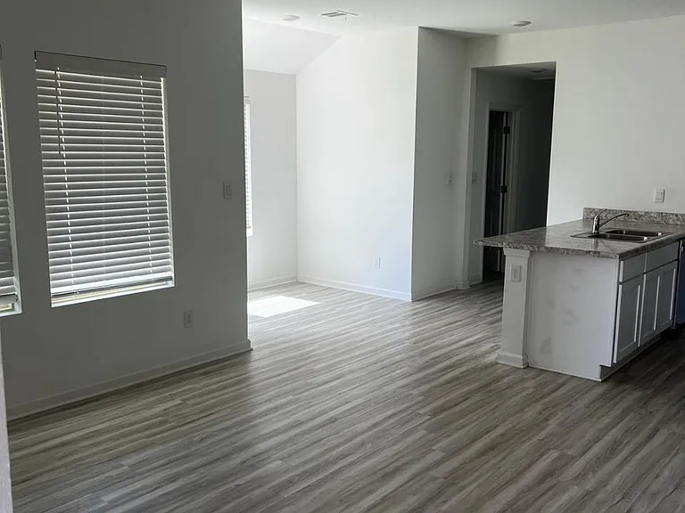 1202 E Saint Charles St — Photo 11