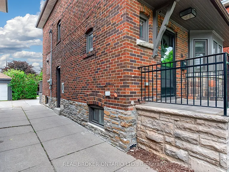14 Mortimer Ave — Photo 3