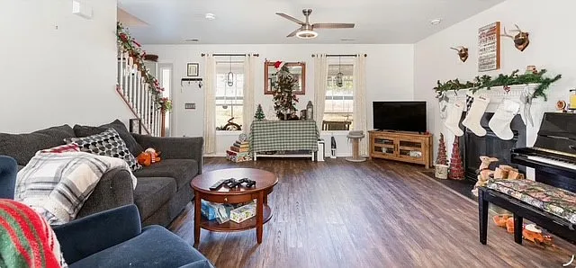 4 bed, 2.5 bath, 2972 sqft, $2,000 — Photo 2