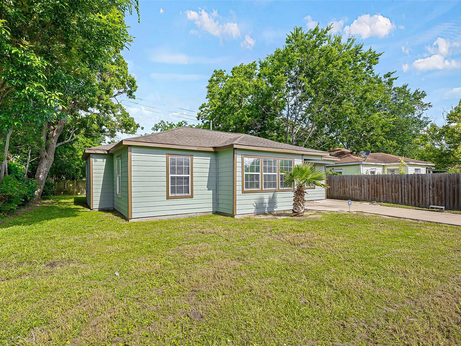3 bed, 1.0 bath, 1070 sqft, $1,550 — Photo 3