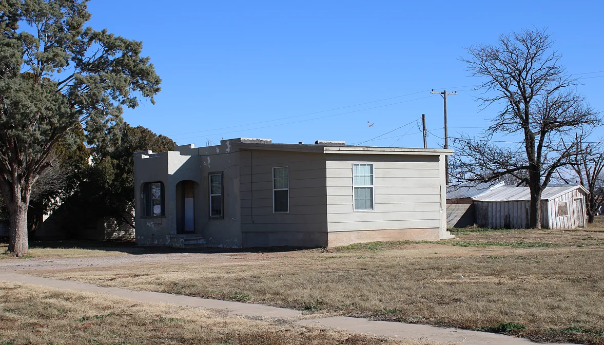3 bed, 1.0 bath, 1065 sqft, $850 — Photo 1