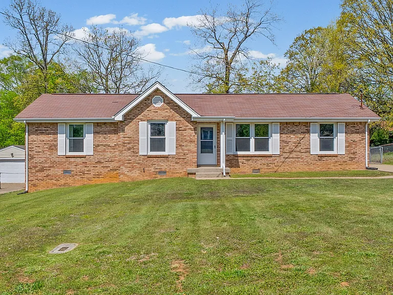 931 Poppy Dr — Photo 2