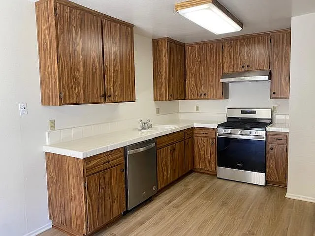 637 Sydney Ln — Photo 18