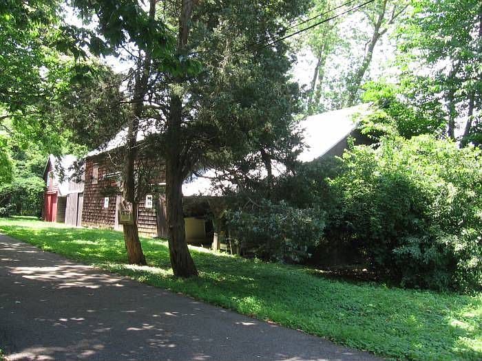 2nd image of 137 Howell Rd
