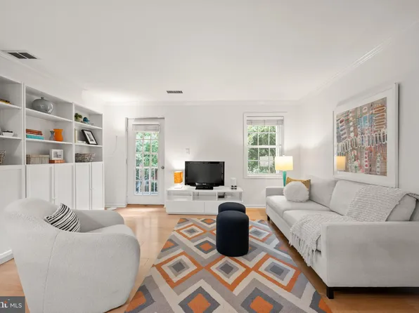 1403 E Abingdon Dr APT 4, Alexandria, VA 22314