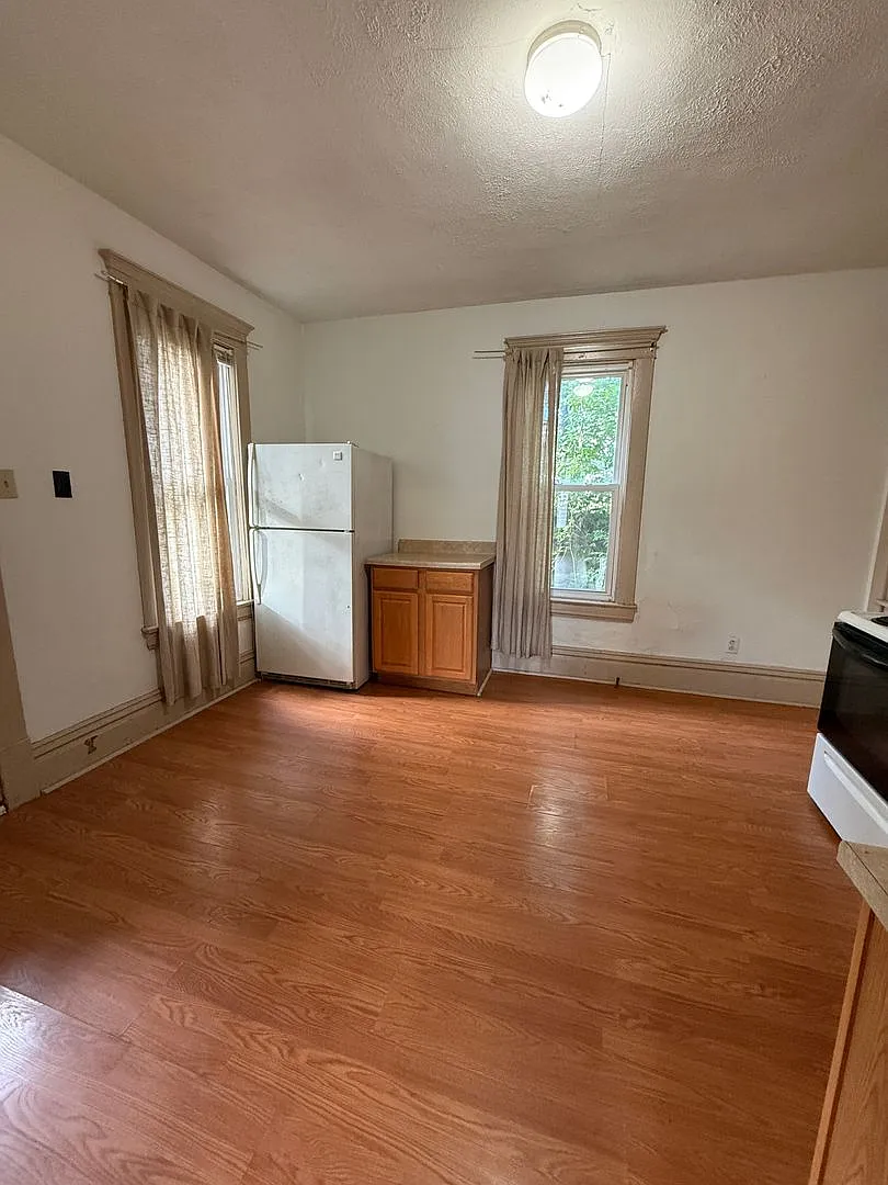 South Park Rental - $900/mo — Photo 4